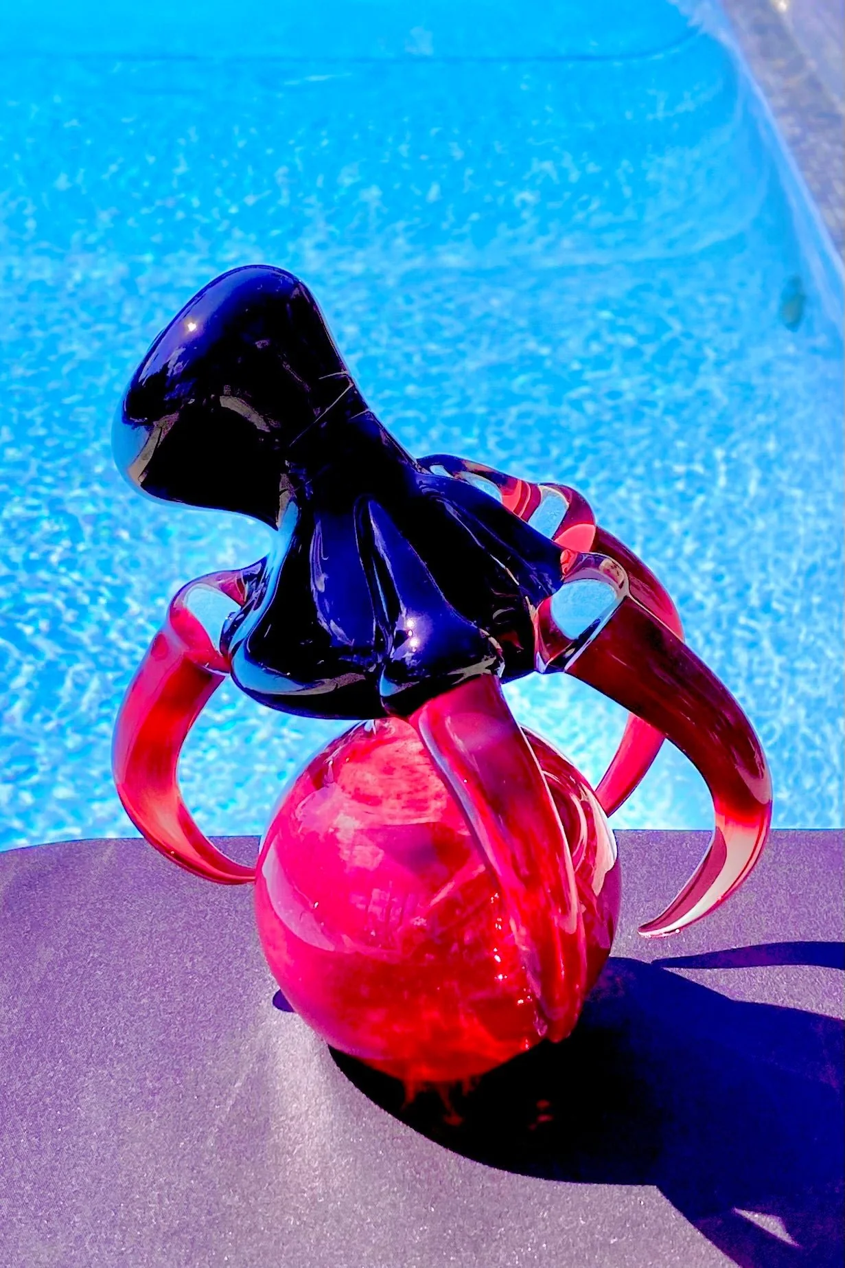 The Glass Cure - 8.50" Georgia Bulldogs Dragon Claw Bubbler (10MM Female) (420g) - Image 10
